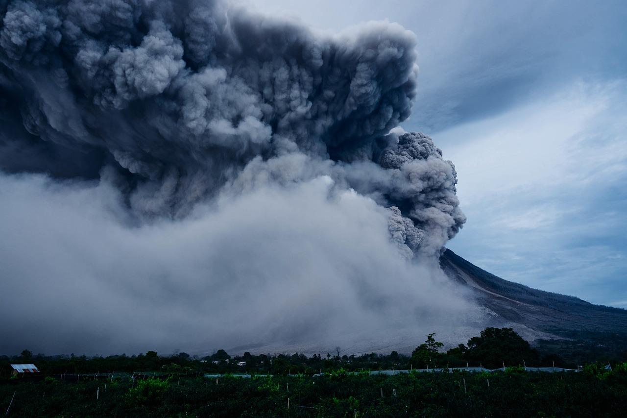 日本樱岛火山喷发 灰柱高达2000米，日本樱岛火山喷发，灰柱直冲云霄高达2000米